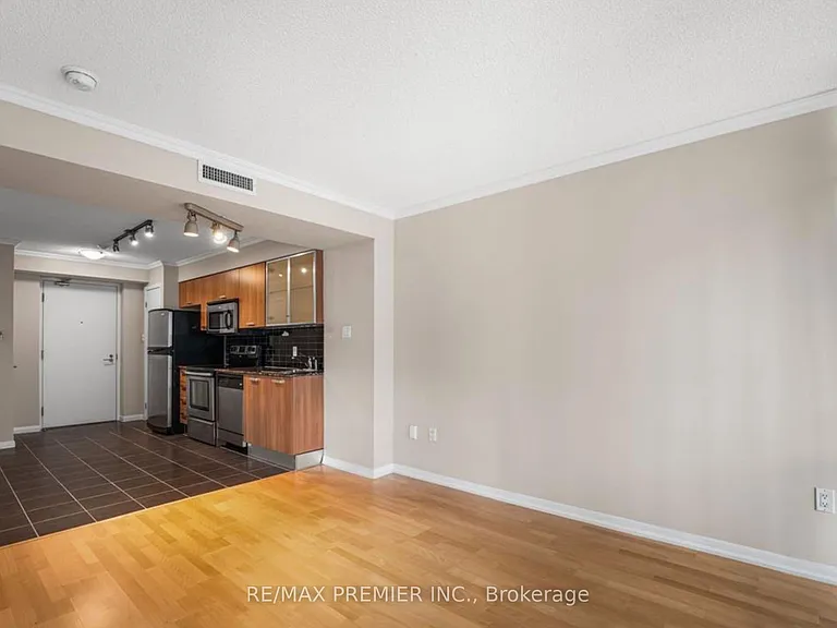 37 Grosvenor St #610 — Photo 8