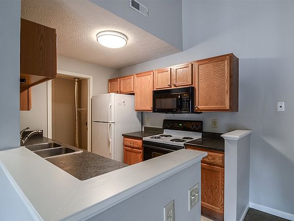 4th image of 140 Pine Lake Dr APT 7
