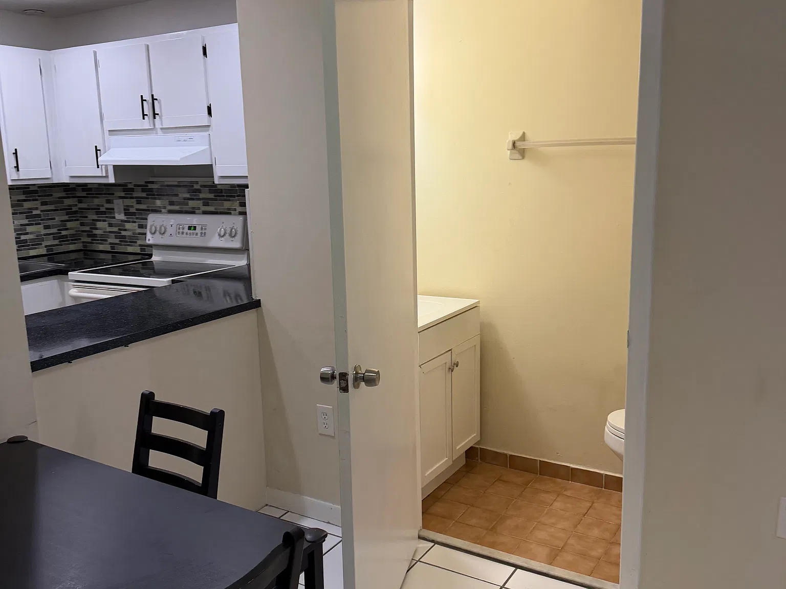 1 bed, 1.5 bath, 823 sqft, $1,900 — Photo 4