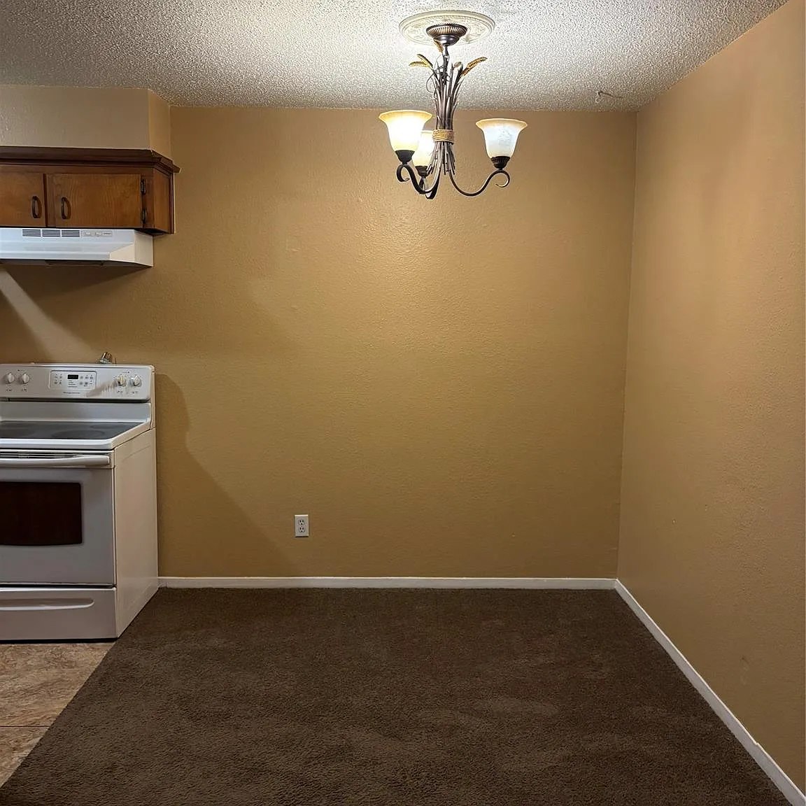2 bed, 1.0 bath, $750 — Photo 2