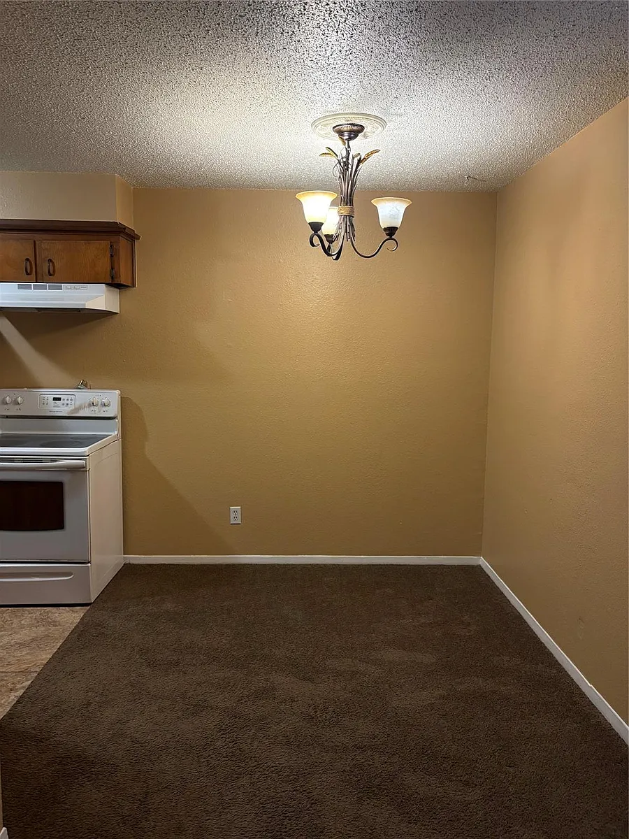 Building Photo - 405 Oak St #201