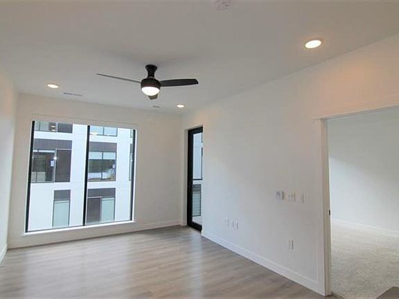 4th image of 300 S Clinton St #507