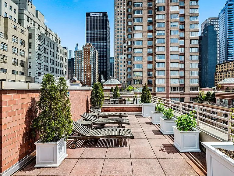 350 W 50th St #3OO — Photo 11