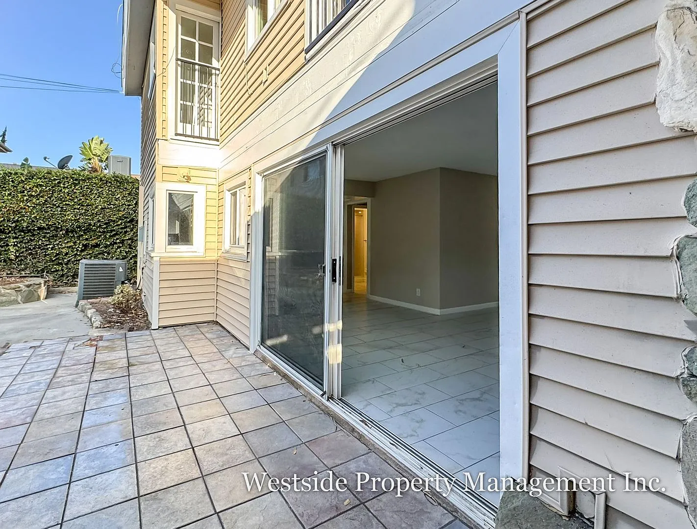 Play Del Rey Neighborhood | 4 Bedroom Front House — Photo 4