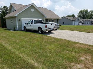 105 Lakewood Dr, Hillsboro, IL 62049