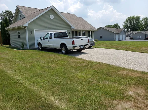 105 Lakewood Dr, Hillsboro, IL 62049