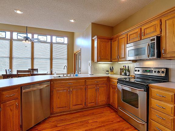 5th image of 521 SE Williamsburg Dr