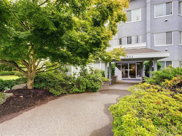 3921 Shelbourne St #308, Saanich, BC V8P 4H9