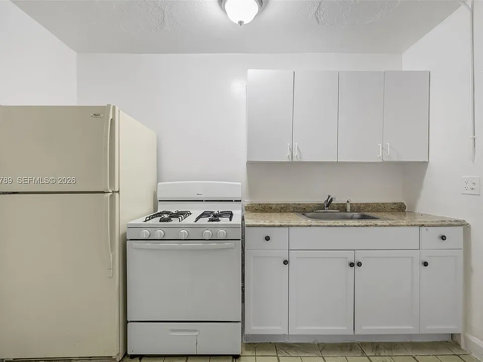 126 SW 18th Ave #4