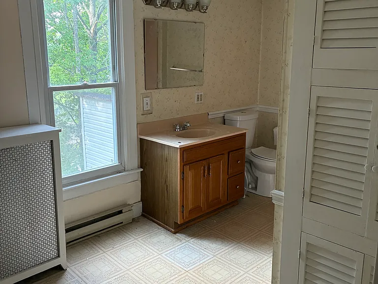 Second floor full bathroom