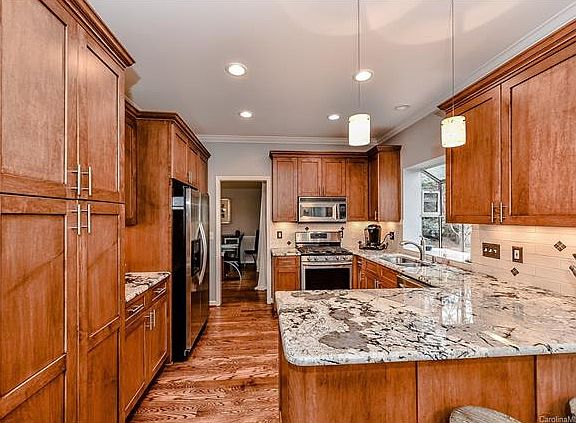 3rd image of 504 River Oaks Ln