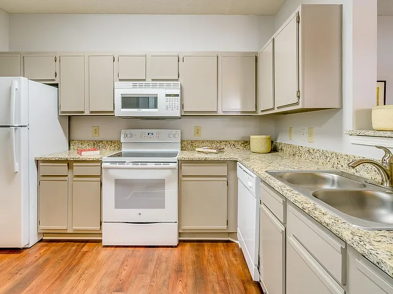 South Bluffs Apartments — Photo 24