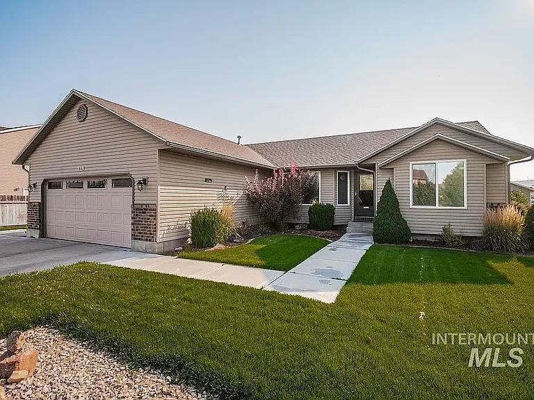 2221 S Frontier Dr — Photo 1