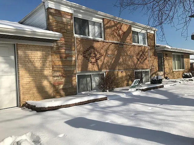 9152 S Trumbull Ave photo 1
