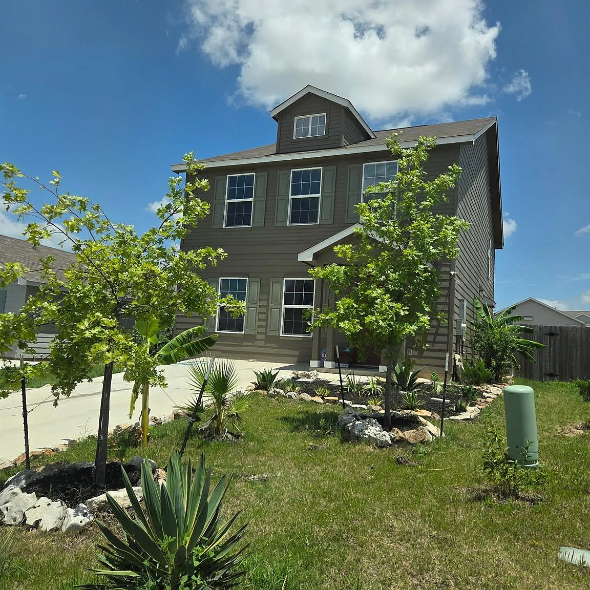 4 bed, 2.5 bath, 1879 sqft, $1,900 — Photo 1