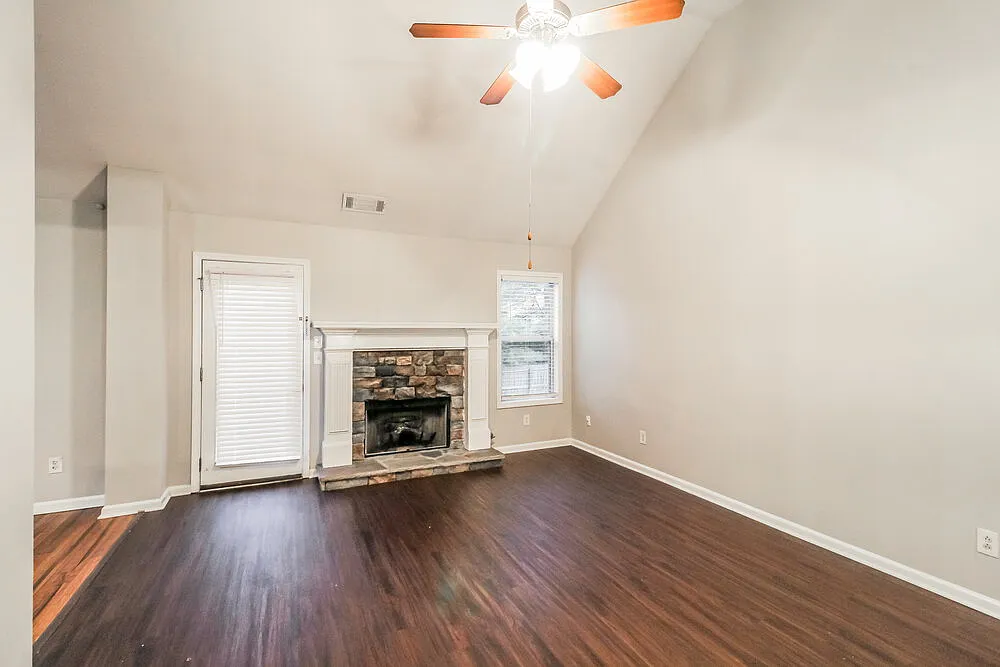 3 bed, 2.0 bath, 1522 sqft, $2,035 — Photo 4