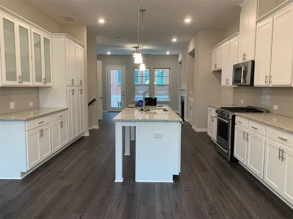 4 bed, 3.5 bath, 2013 sqft, $2,900 — Photo 4