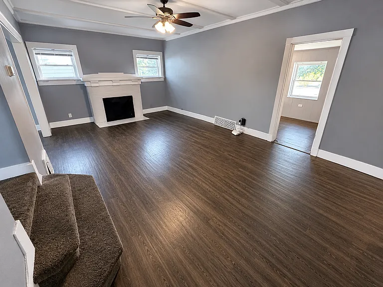 907 Pershing Ave — Photo 4
