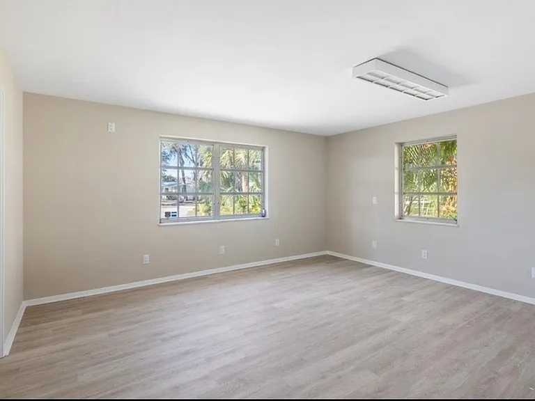 835 Royal Palm Pl — Photo 18