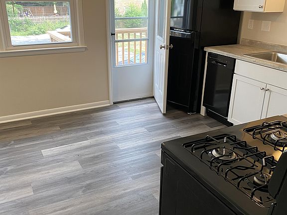3rd image of 215 S Grand Ave #3