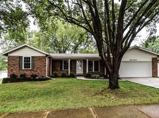 1211 Derbyshire Dr, Ballwin, MO 63021