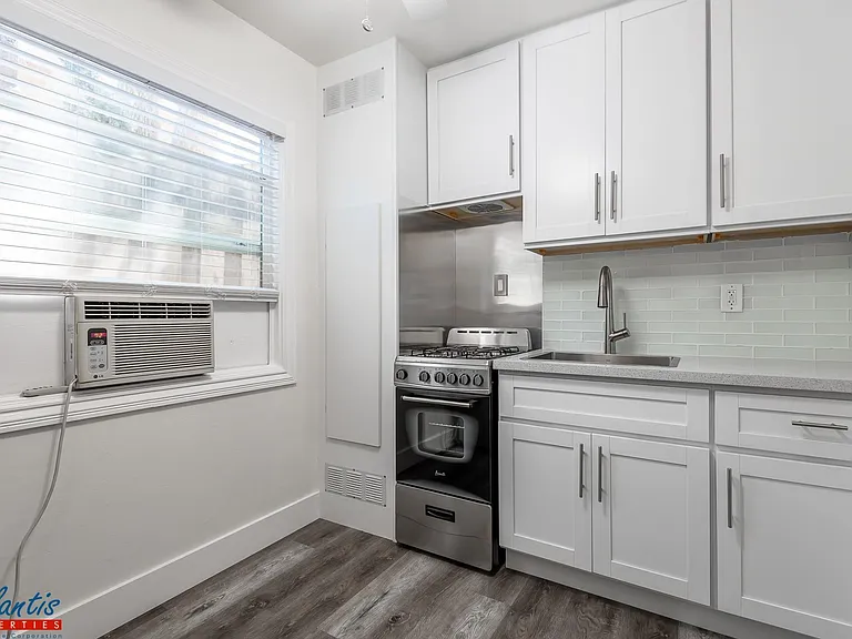 589 N 3rd St #4 — Photo 3