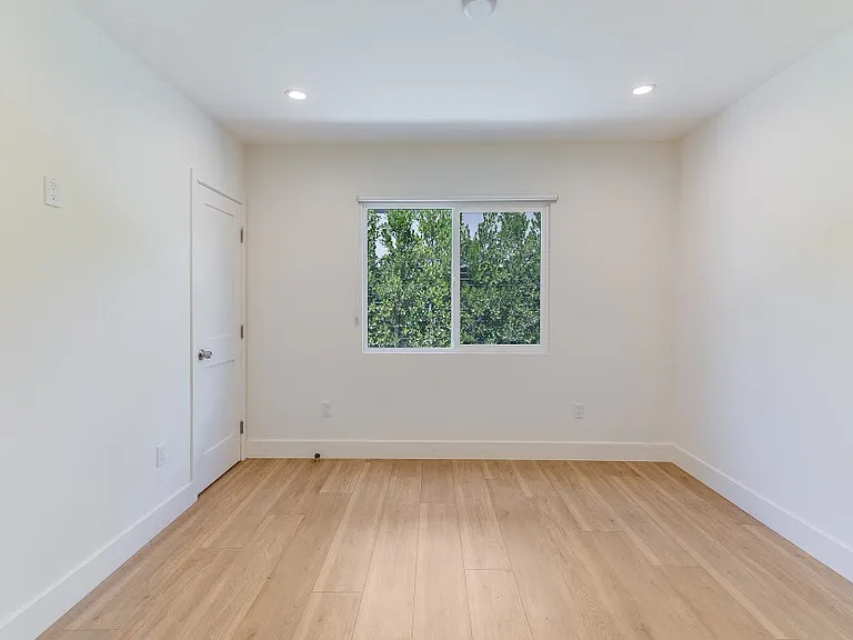 10385 Ilona Ave — Photo 28