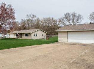 641 5th St, Silvis, IL 61282
