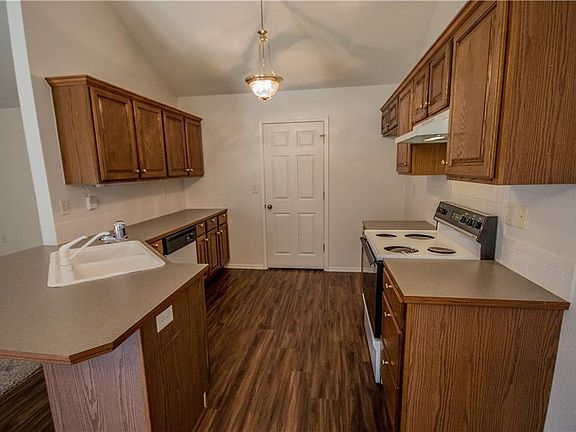 4th image of 806 Marcus St