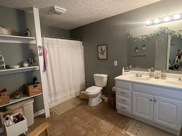2038 N College Ave — Photo 23