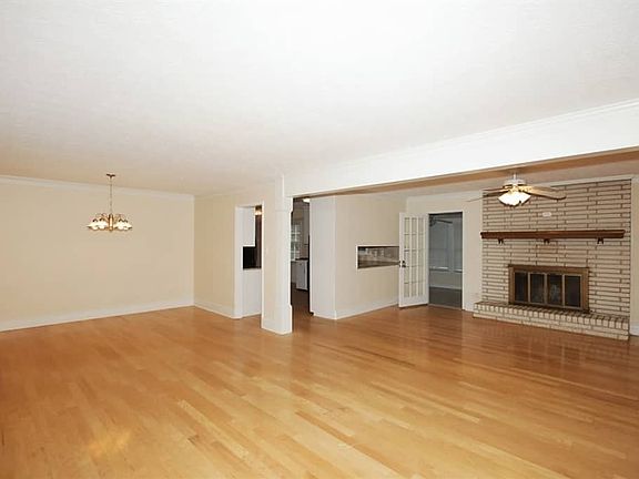 3rd image of 2955 Elizabeth Ln