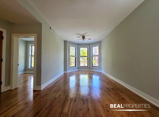 627 W Oakdale Ave #6274, Chicago, IL 60657
