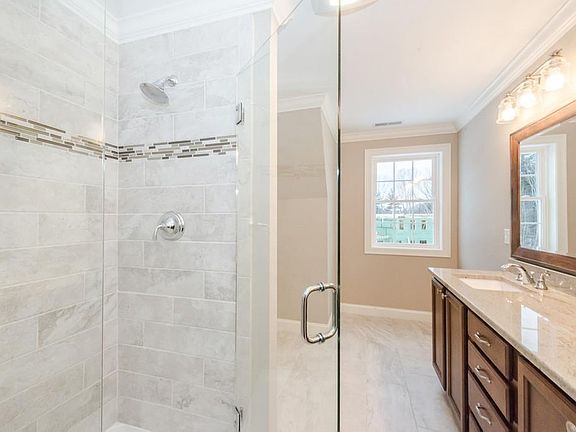 5th image of 7 Locke Hill Ln