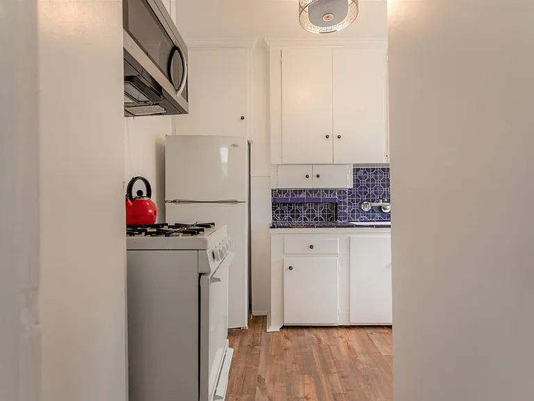 18 Breeze Ave #4 — Photo 1