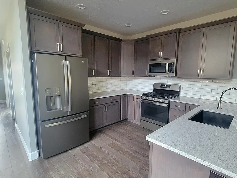 13980 N Rainier Loop — Photo 2