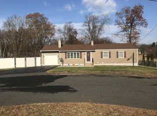 58 Roberts Pond Ln, Chicopee, MA 01020