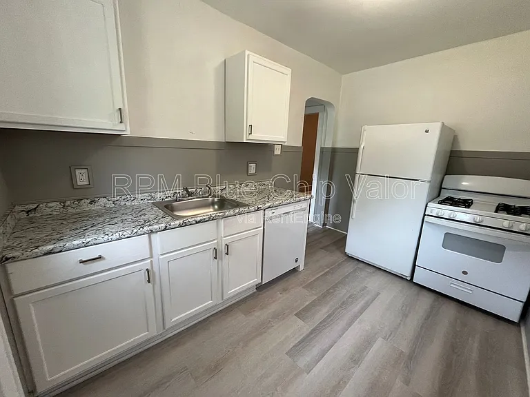 2119 Cathedral Ave #1 — Photo 4