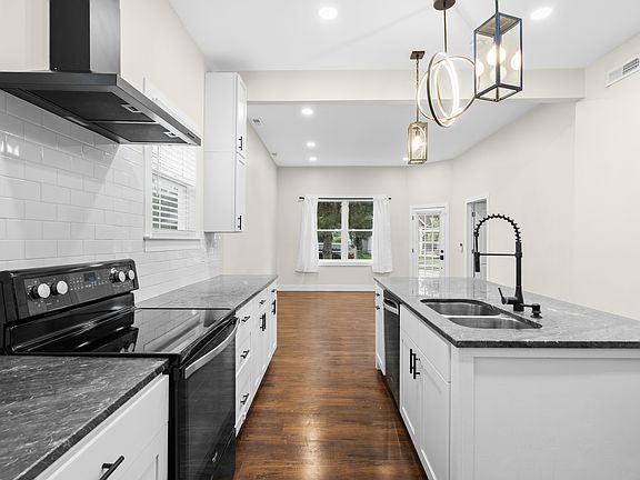 5th image of 831 Dawson St