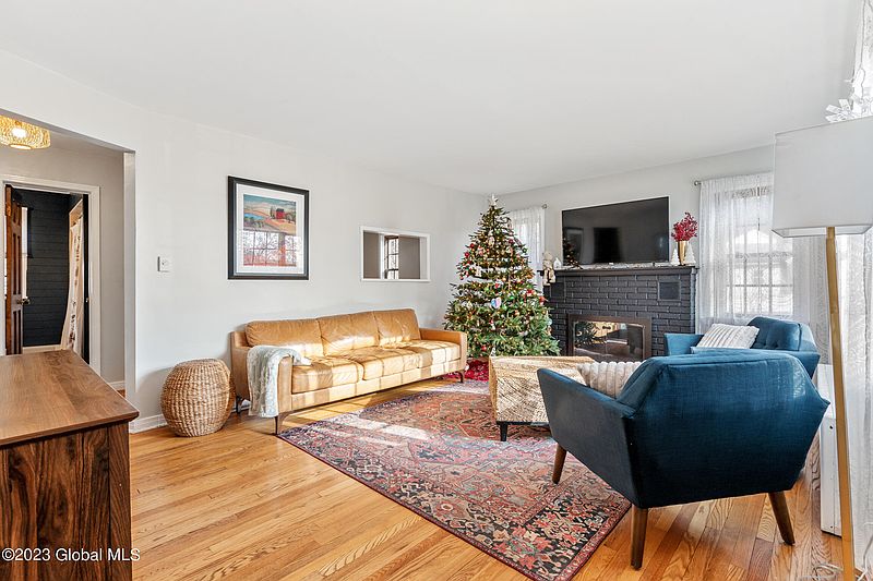 3rd image of 2075 Baker Avenue