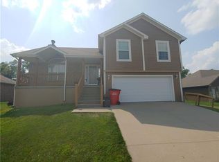706 SW Bobcat St, Oak Grove, MO 64075