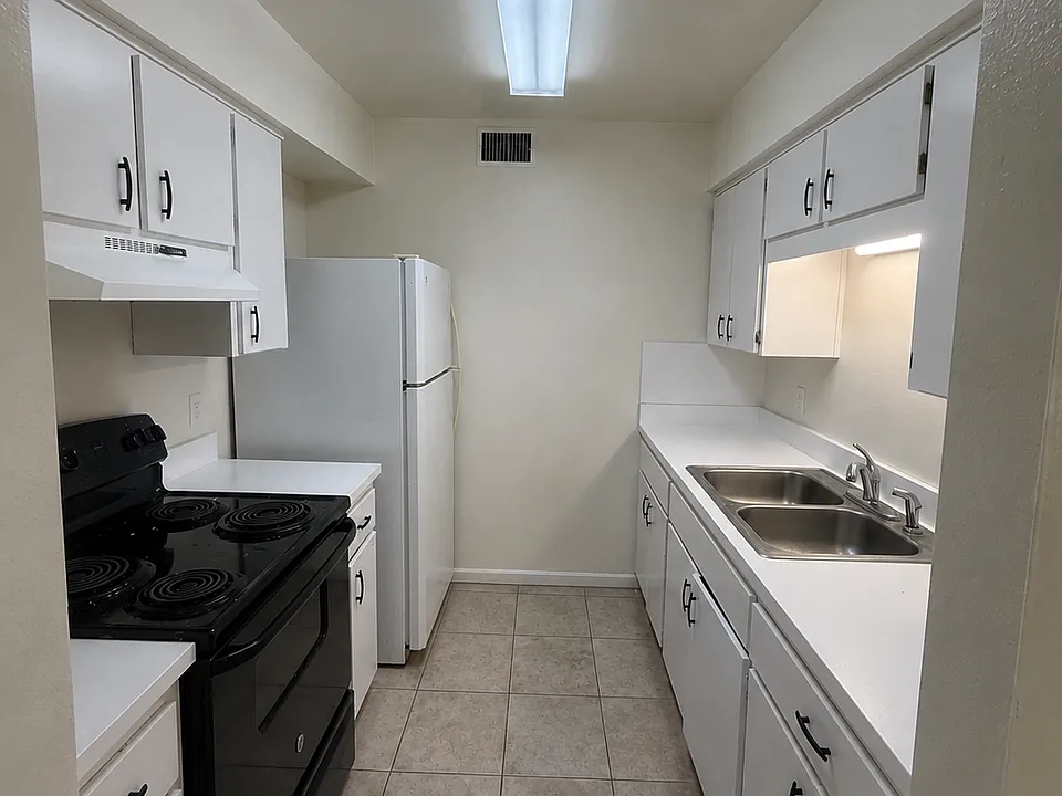 140 W Davis Ave #140