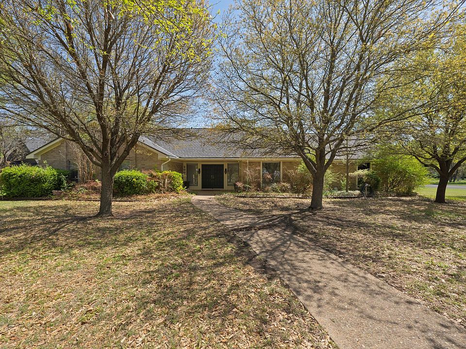 1st image of 200 Oak Creek Cir