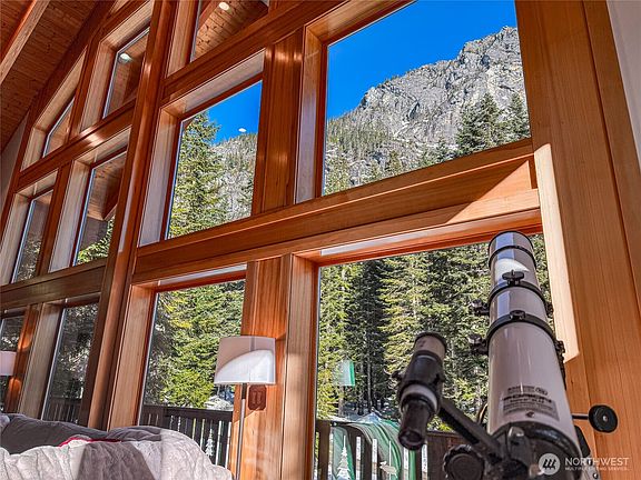 5th image of 27 Alpental Strasse