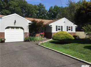 16 Coolidge Pl, Smithtown, NY 11787