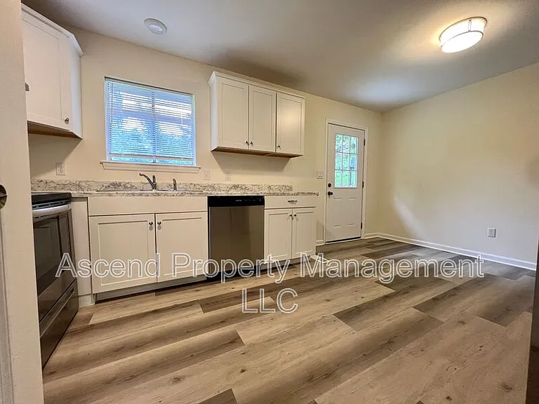 903 Valerie Ln — Photo 10
