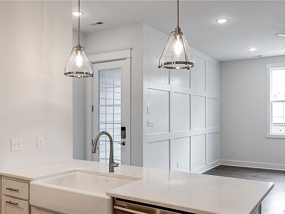 5th image of 2915 Ellwood Ave