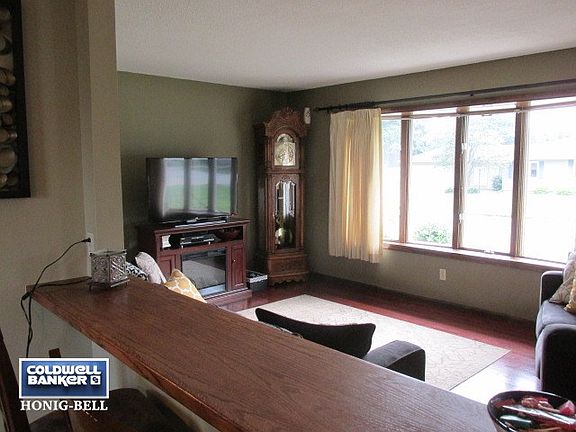 3rd image of 32 Manhattan Dr