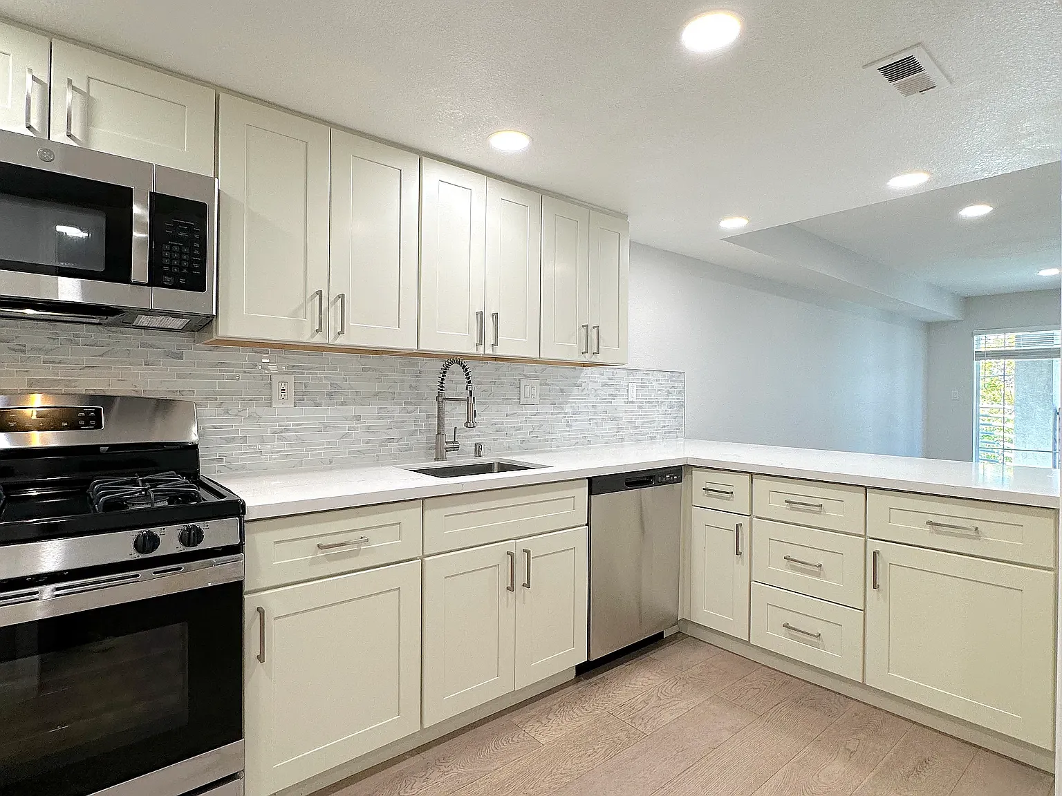 Lakeview Court Apartments — Photo 3