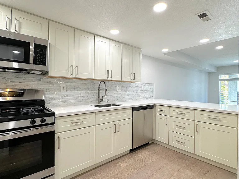 Lakeview Court Apartments — Photo 3