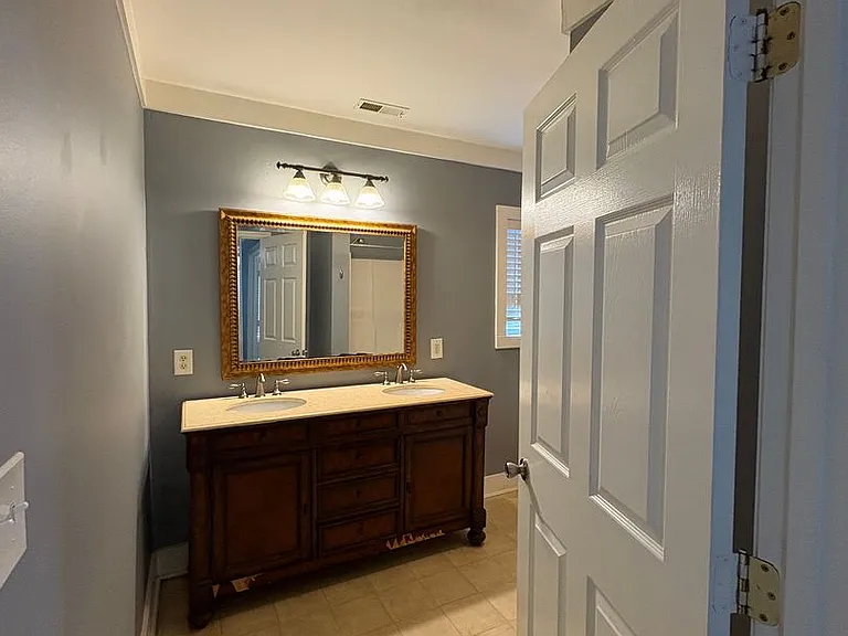 940 Julian Rd — Photo 8